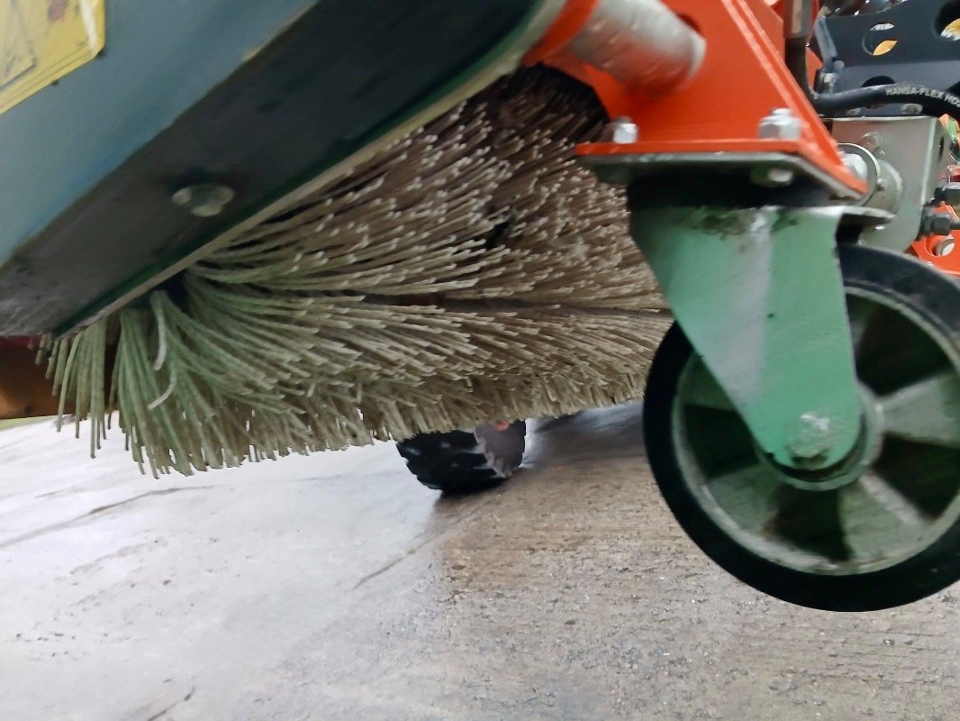 Kehrmaschine от тип Tuchel Simplex 400-150 mit Wassertank, Gebrauchtmaschine в Liebenwalde (Снимка 15)