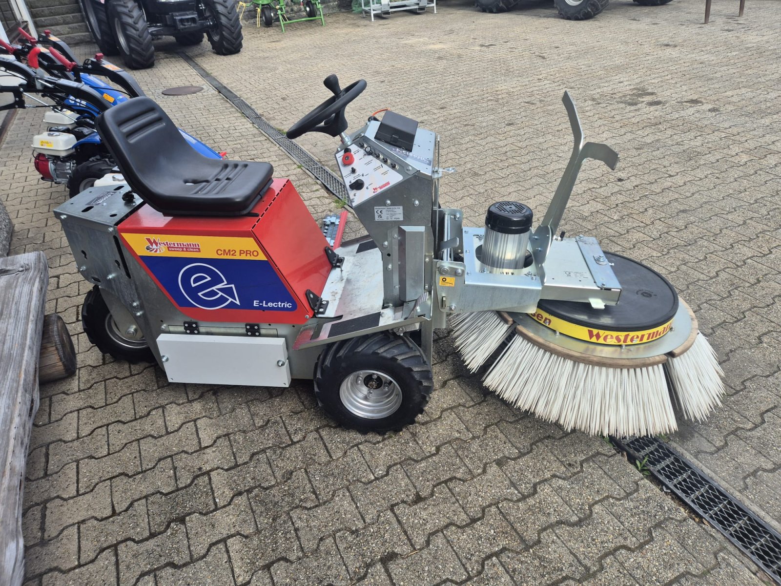 Kehrmaschine of the type Westermann CM 2 Pro E-lectric, Neumaschine in Viechtach (Picture 1)