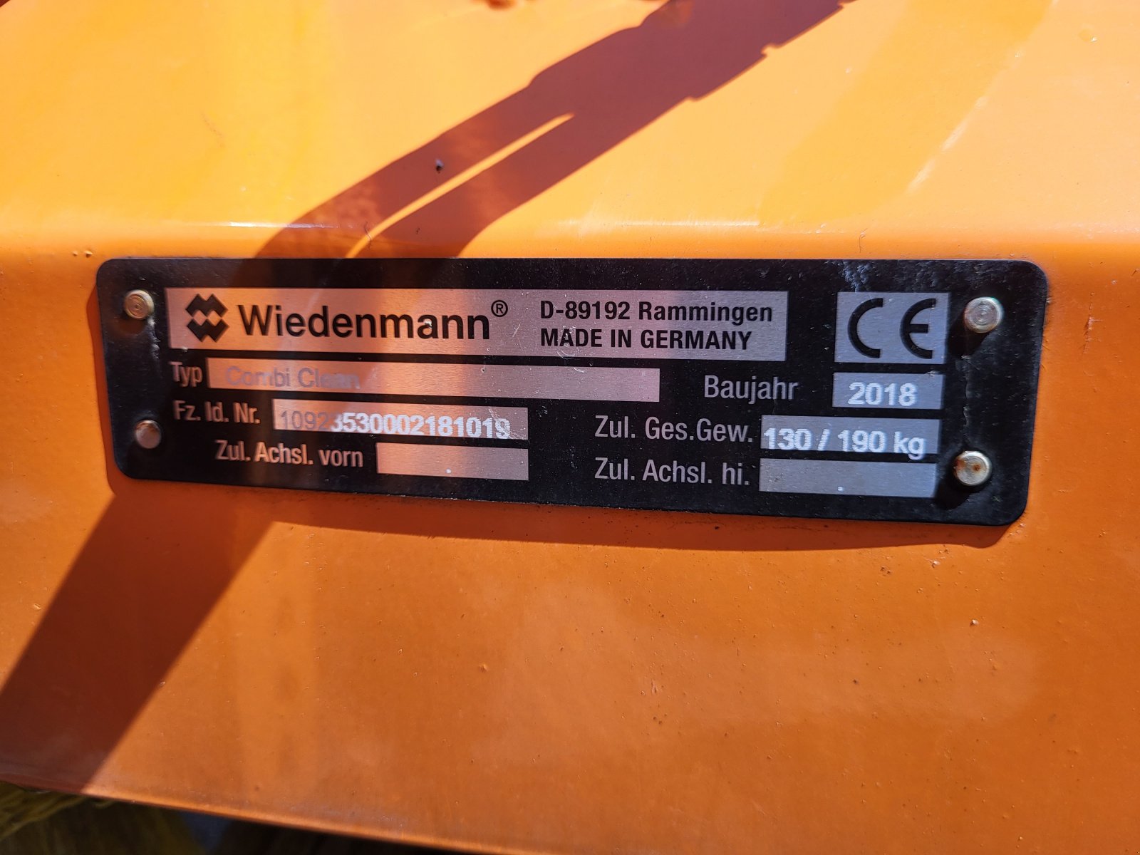 Kehrmaschine des Typs Wiedenmann Combi Clean 2350, Gebrauchtmaschine in München (Bild 11)