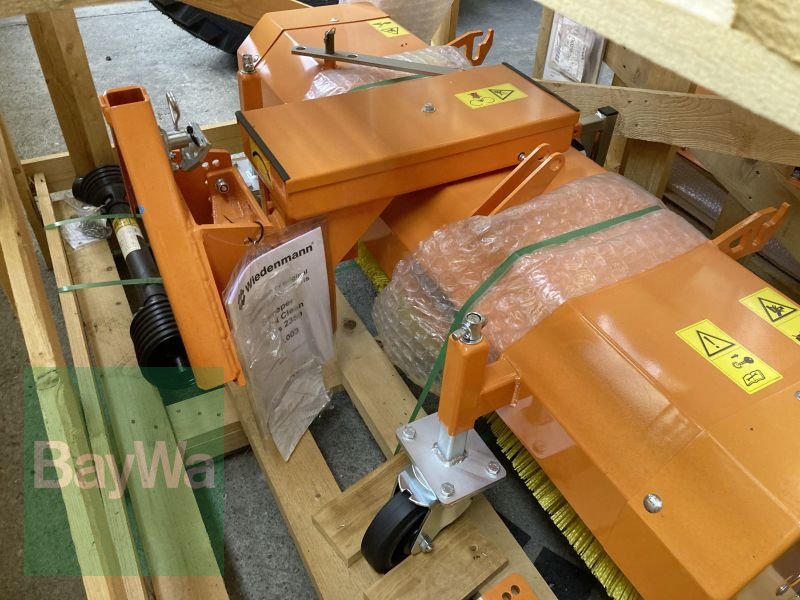 Kehrmaschine typu Wiedenmann COMBI CLEAN 2354, Gebrauchtmaschine v Obertraubling (Obrázok 2)
