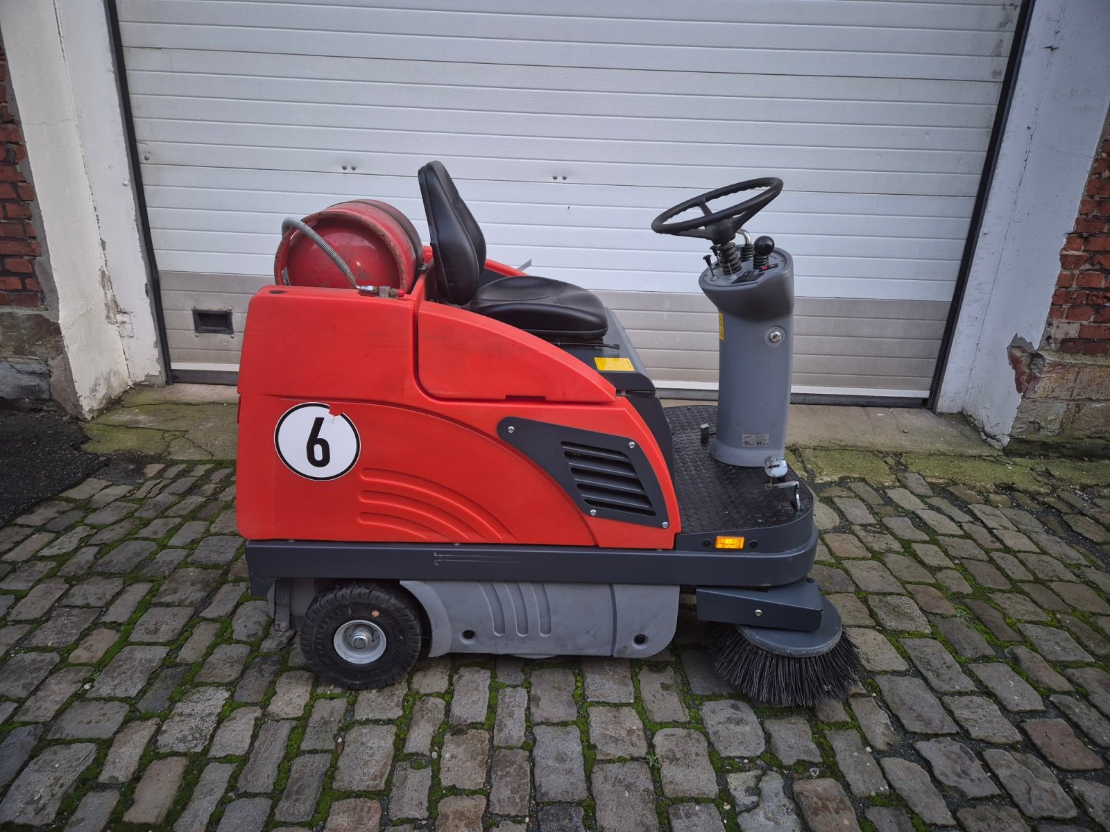 Kehrsaugmaschine des Typs Hako Sweepmaster P 980 R, Gebrauchtmaschine in Oelde (Bild 2)