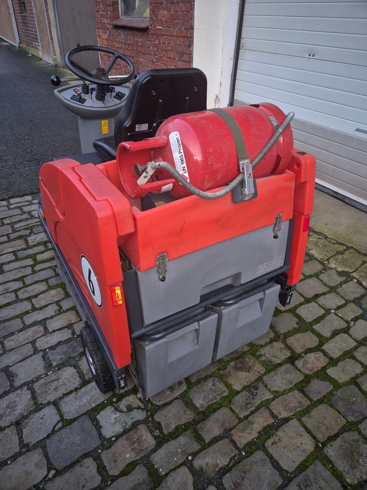 Kehrsaugmaschine des Typs Hako Sweepmaster P 980 R, Gebrauchtmaschine in Oelde (Bild 3)