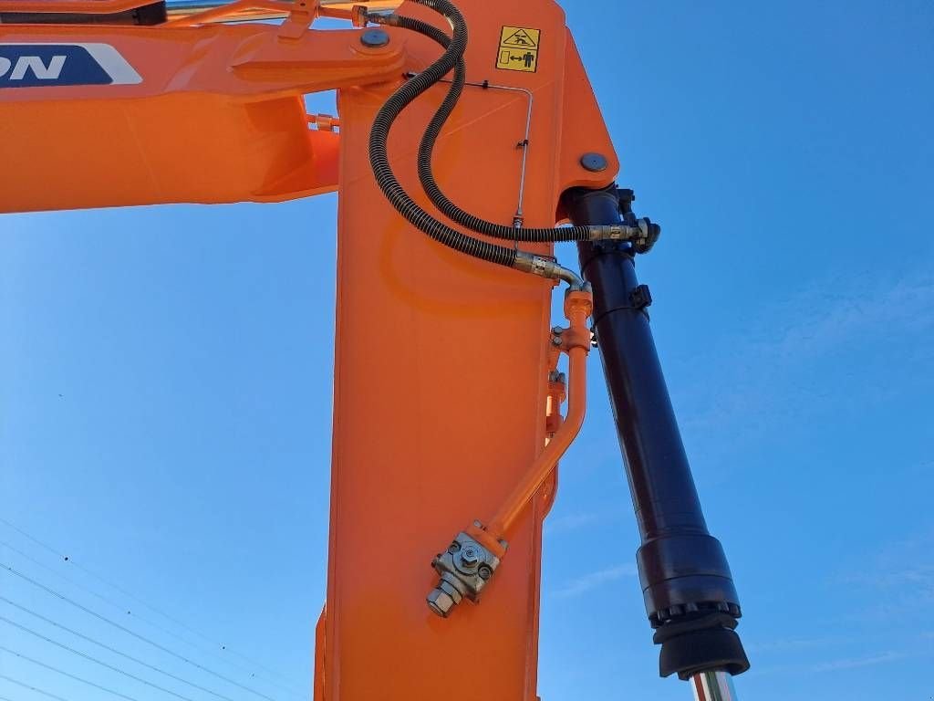 Kettenbagger of the type Doosan DX300LC-7M (UNUSED 3 pieces available), Neumaschine in Stabroek (Picture 10)