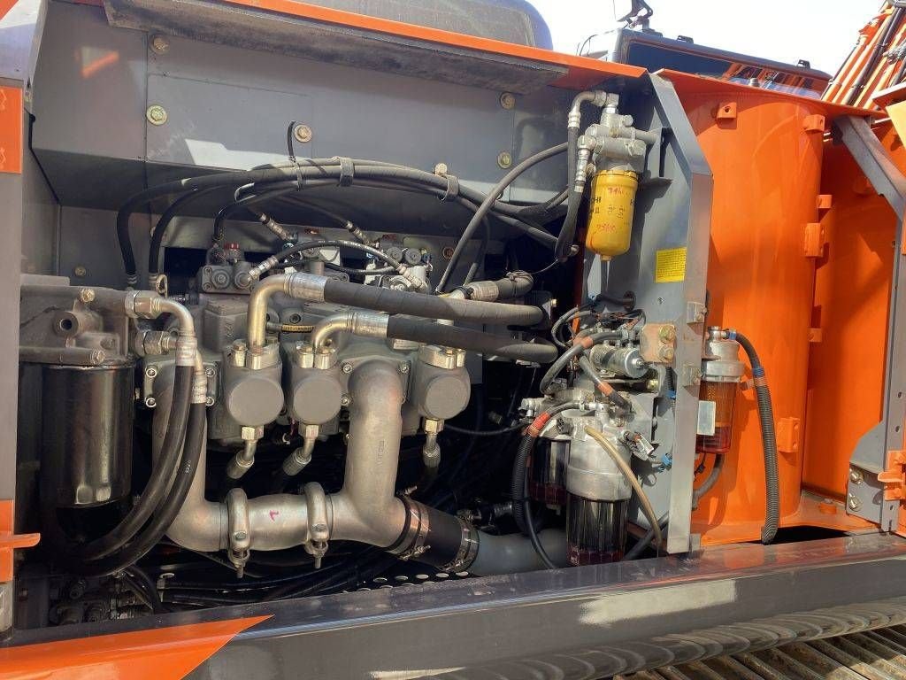 Kettenbagger от тип Hitachi 210LC-5B, Gebrauchtmaschine в Roosendaal (Снимка 11)