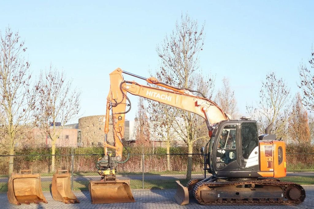 Kettenbagger typu Hitachi ZX135 US-6 ROTOTILT DOZERBLADE 2D GPS 3X BUCKET, Gebrauchtmaschine v Marknesse (Obrázek 1)