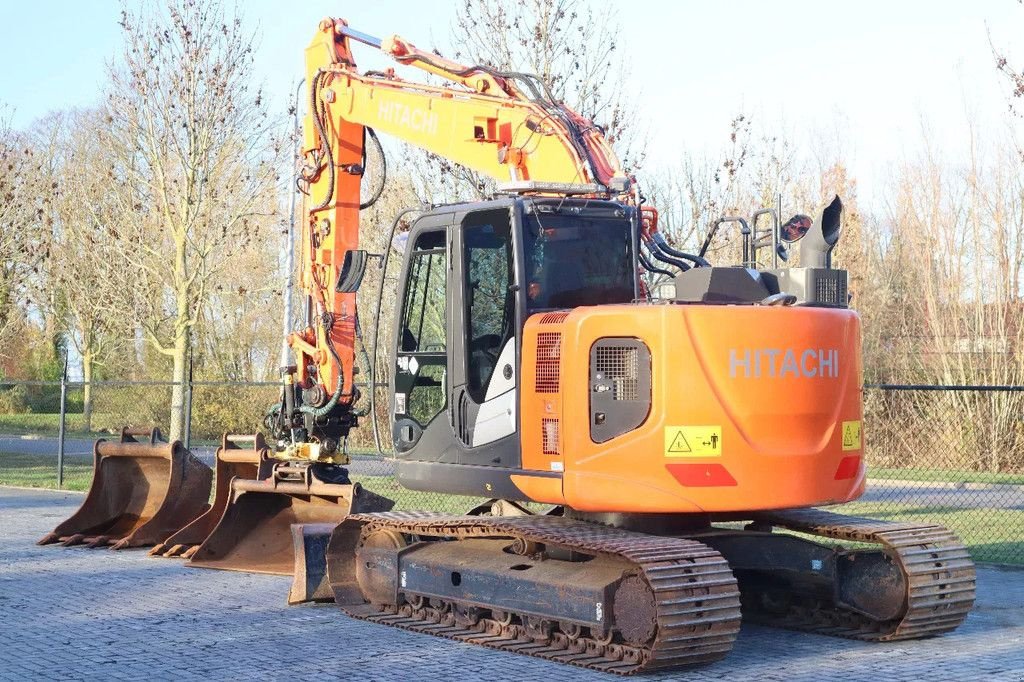 Kettenbagger typu Hitachi ZX135 US-6 ROTOTILT DOZERBLADE 2D GPS 3X BUCKET, Gebrauchtmaschine v Marknesse (Obrázek 3)