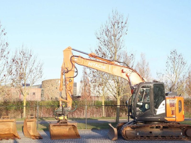 Kettenbagger za tip Hitachi ZX135 US-6 ROTOTILT DOZERBLADE 2D GPS 3X BUCKET, Gebrauchtmaschine u Marknesse