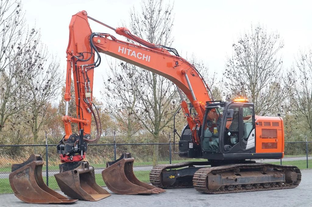 Kettenbagger van het type Hitachi ZX225 USRLC-6 ROTOTILT 3X BUCKET TOPCON 3D MC GPS, Gebrauchtmaschine in Marknesse (Foto 2)