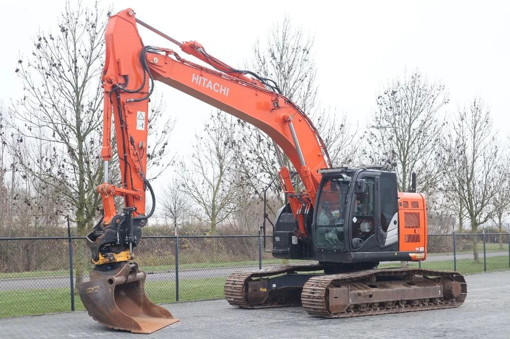 Kettenbagger του τύπου Hitachi ZX225 USRLC-6 ROTOTILT BUCKET GOOD CONDITION, Gebrauchtmaschine σε Marknesse (Φωτογραφία 2)