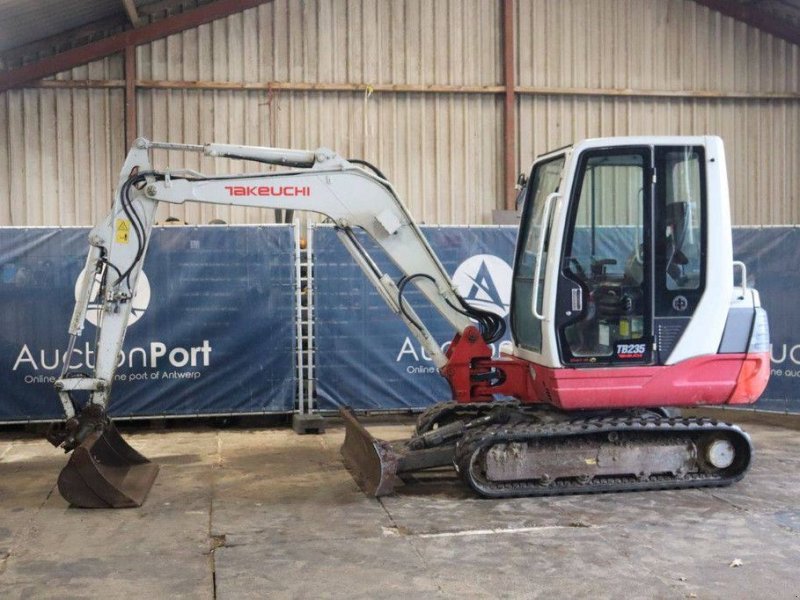Kettenbagger от тип Takeuchi TB235, Gebrauchtmaschine в Antwerpen (Снимка 1)