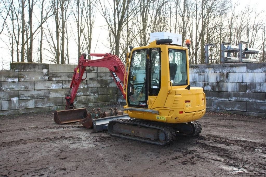 Kettenbagger типа Takeuchi TB235, Gebrauchtmaschine в Antwerpen (Фотография 3)
