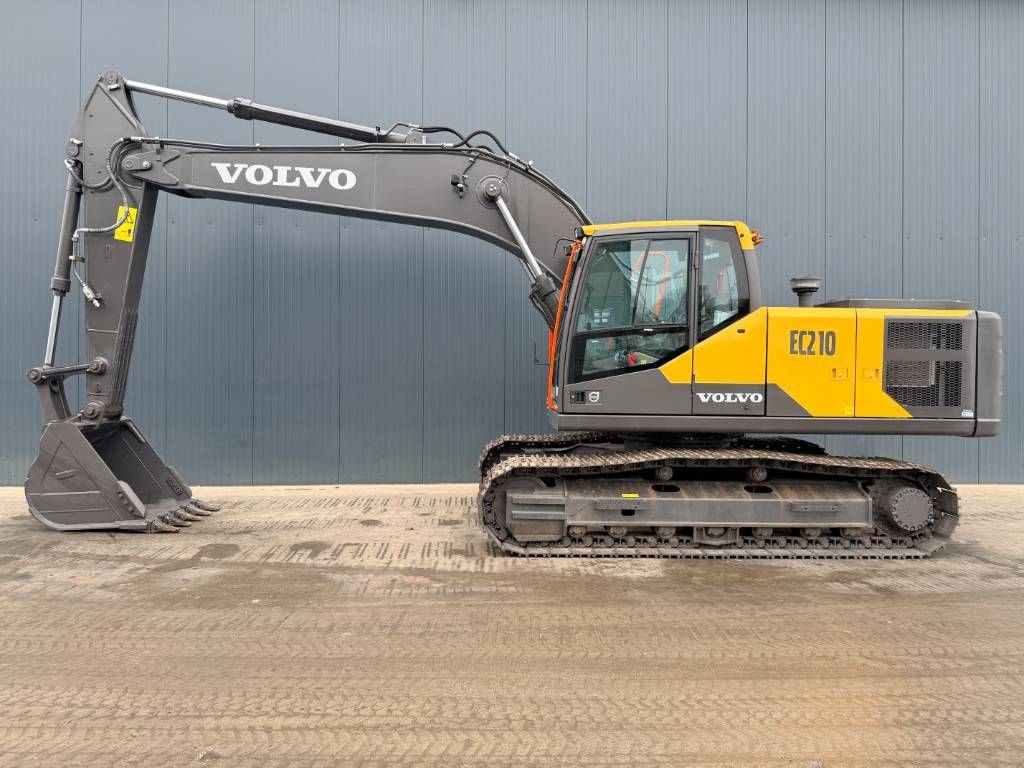 Kettenbagger of the type Volvo EC210, Neumaschine in Venlo (Picture 10)