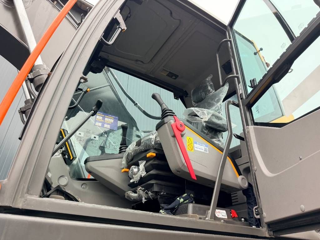 Kettenbagger of the type Volvo EC210, Neumaschine in Venlo (Picture 8)