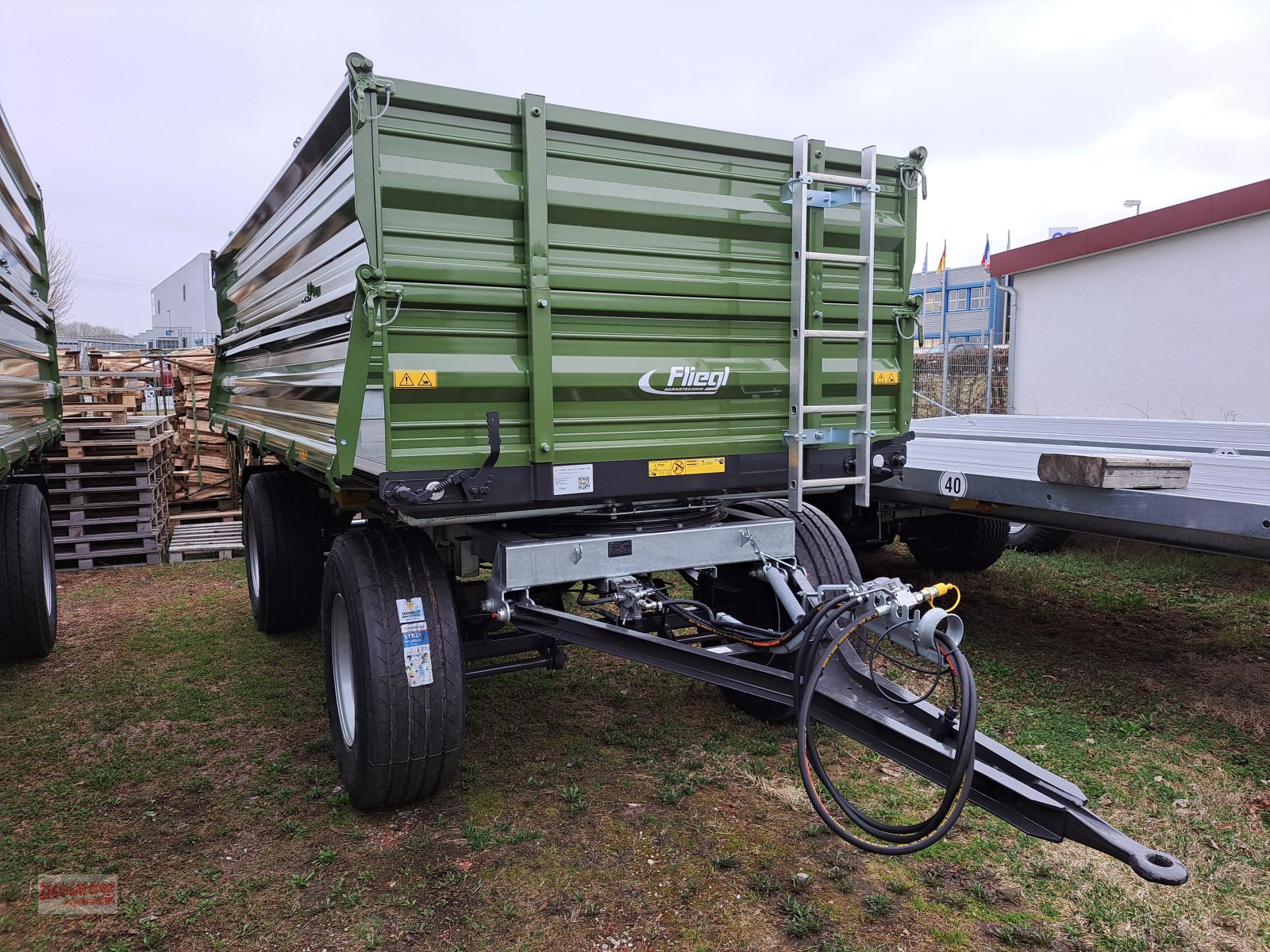 Kipper des Typs Fliegl DK 140, Neumaschine in Rottenburg a.d. Laaber (Bild 1)