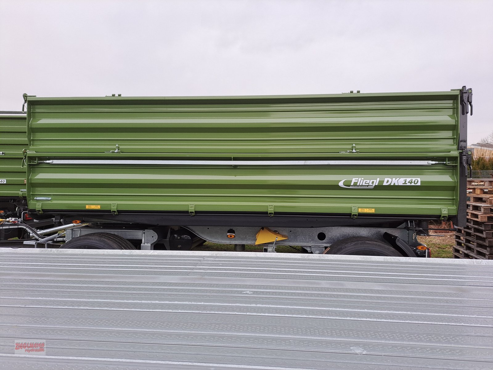 Kipper des Typs Fliegl DK 140, Neumaschine in Rottenburg a.d. Laaber (Bild 3)