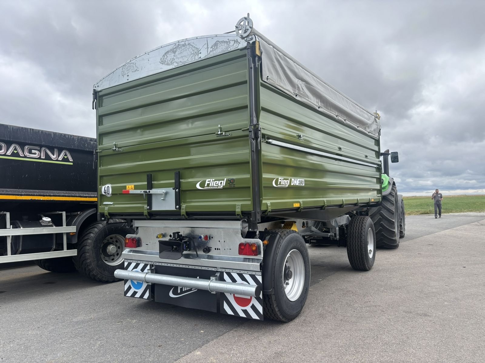 Kipper of the type Fliegl DK 180 MAXUM FOX, Neumaschine in Göpfritz (Picture 6)