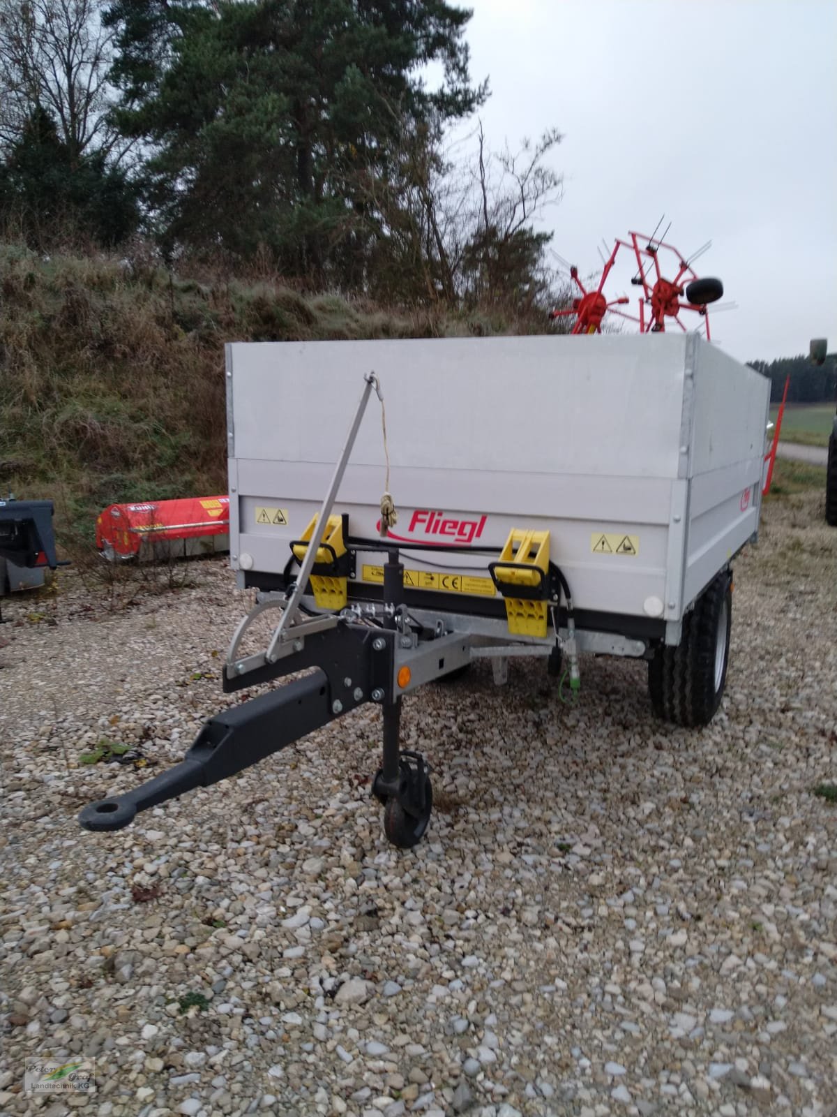 Kipper des Typs Fliegl EDK 25, Neumaschine in Pegnitz-Bronn (Bild 3)