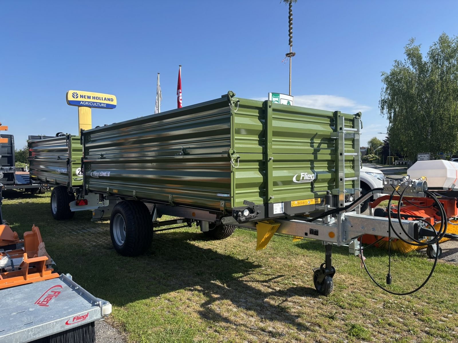 Kipper of the type Fliegl EDK 60 Fox, Neumaschine in Göpfritz (Picture 1)