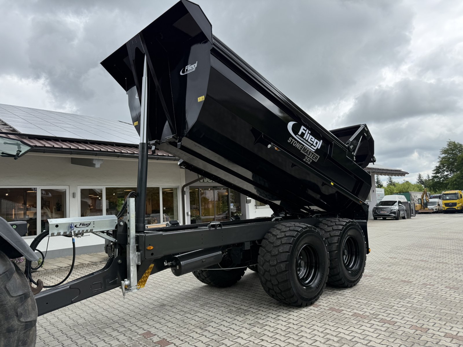 Kipper des Typs Fliegl Stone Master 252 Schwarz NEU, Neumaschine in Neureichenau (Bild 1)