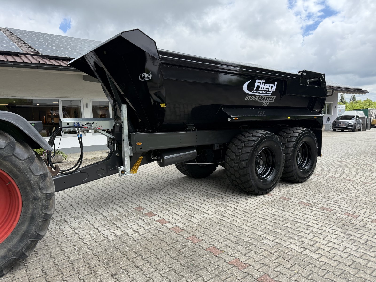 Kipper des Typs Fliegl Stone Master 252 Schwarz NEU, Neumaschine in Neureichenau (Bild 2)