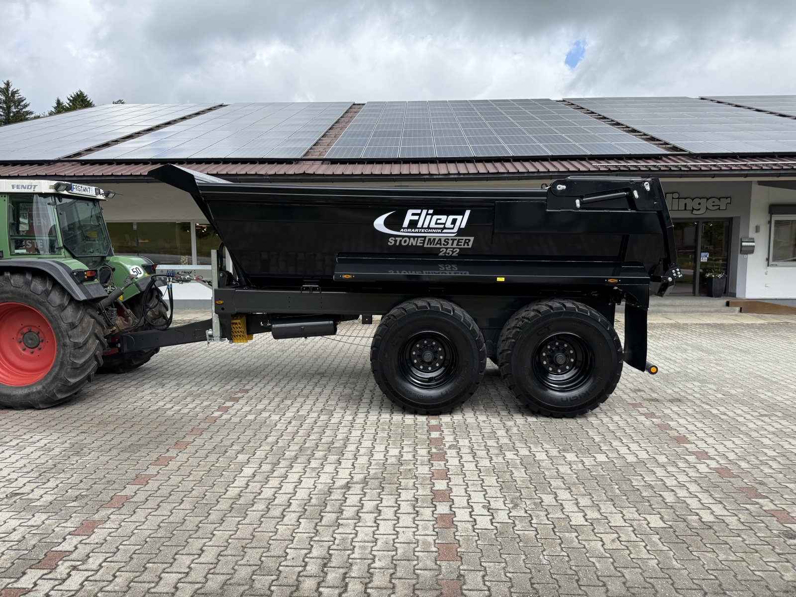 Kipper des Typs Fliegl Stone Master 252 Schwarz NEU, Neumaschine in Neureichenau (Bild 3)