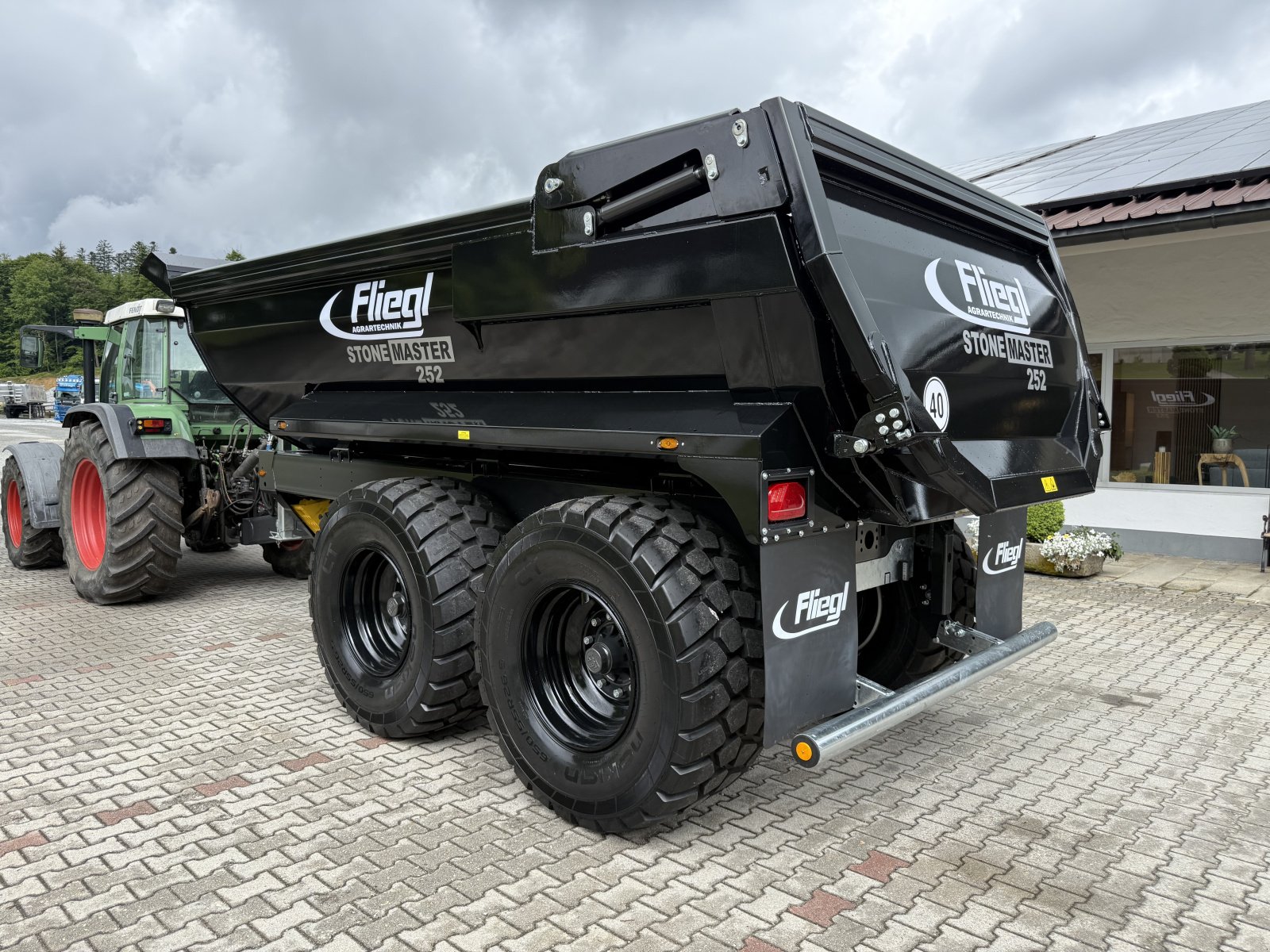 Kipper des Typs Fliegl Stone Master 252 Schwarz NEU, Neumaschine in Neureichenau (Bild 4)