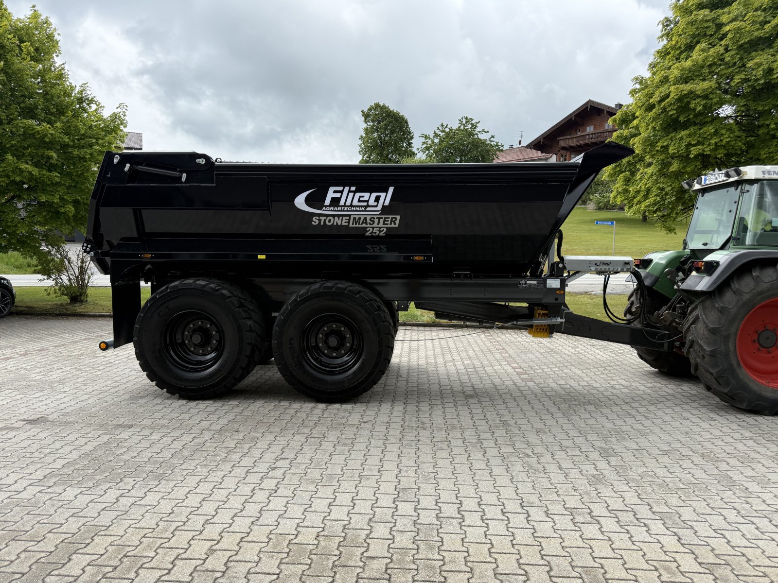 Kipper des Typs Fliegl Stone Master 252 Schwarz NEU, Neumaschine in Neureichenau (Bild 8)