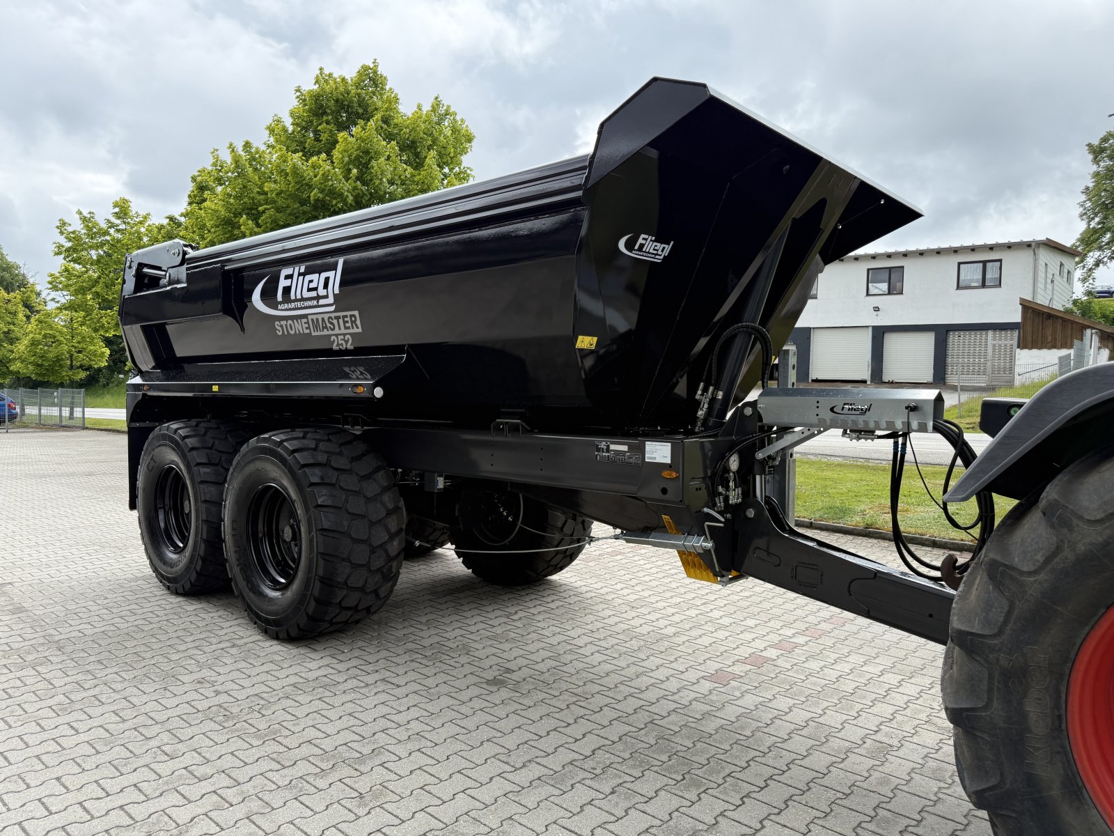 Kipper des Typs Fliegl Stone Master 252 Schwarz NEU, Neumaschine in Neureichenau (Bild 9)