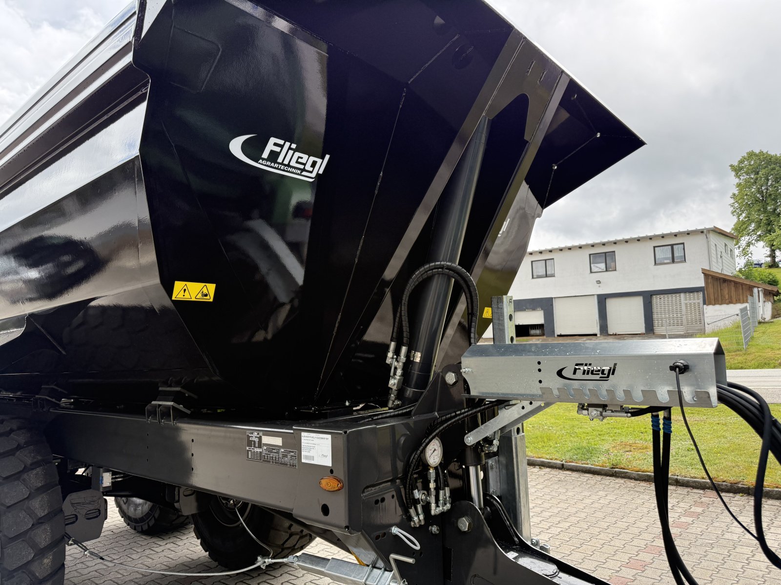 Kipper des Typs Fliegl Stone Master 252 Schwarz NEU, Neumaschine in Neureichenau (Bild 10)