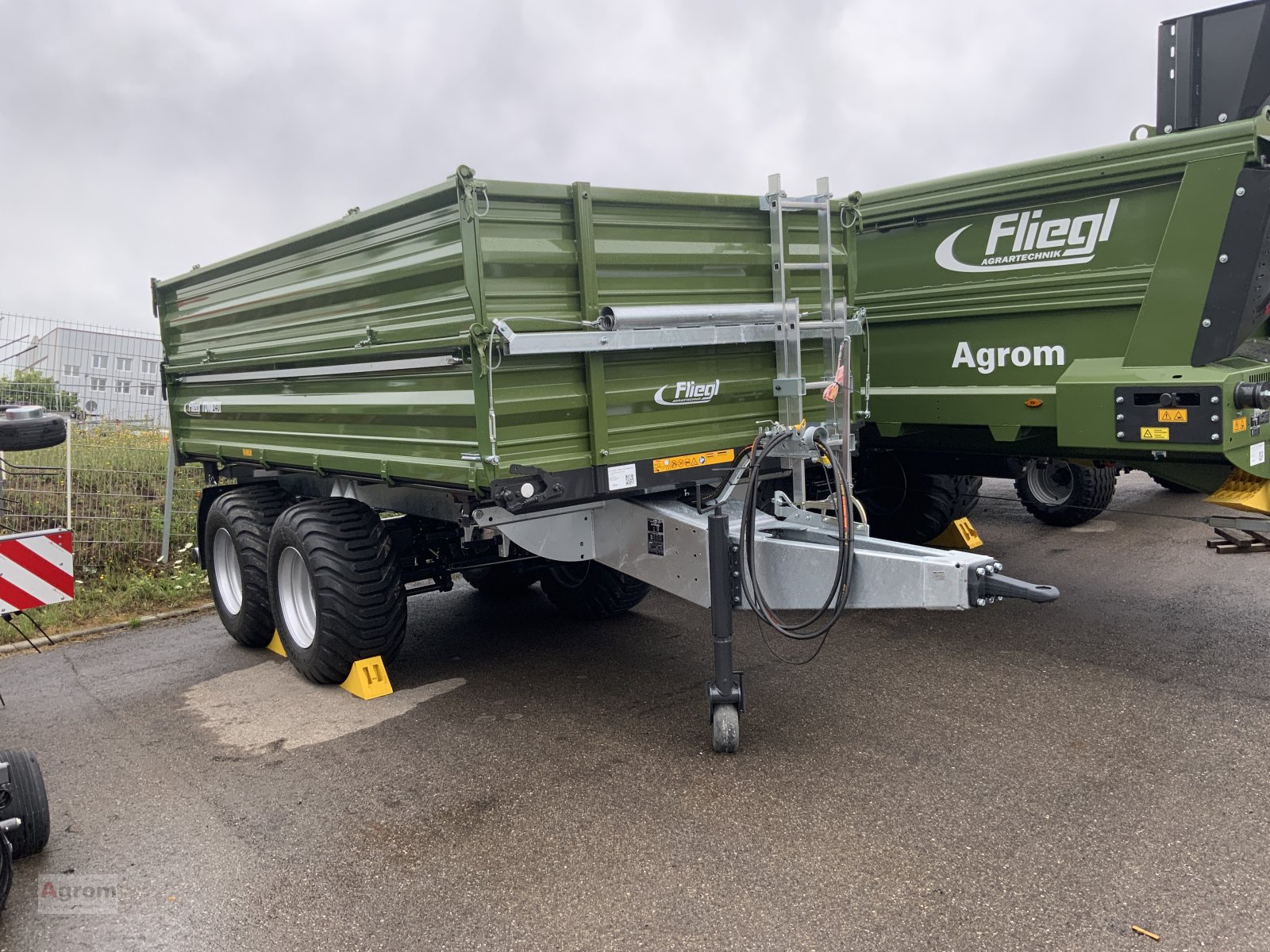 Kipper of the type Fliegl TDK 140, Neumaschine in Herrenberg-Gültstein (Picture 3)