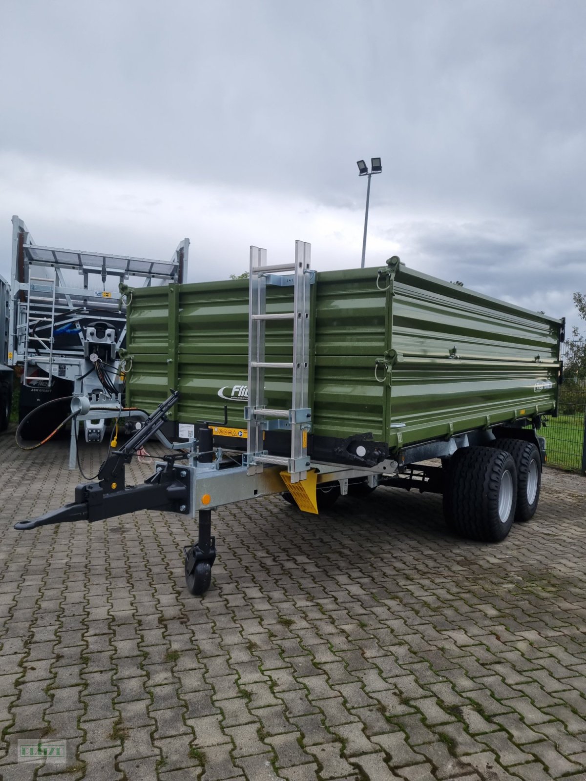 Kipper des Typs Fliegl TDK 80-88, Neumaschine in Bruckmühl (Bild 1)