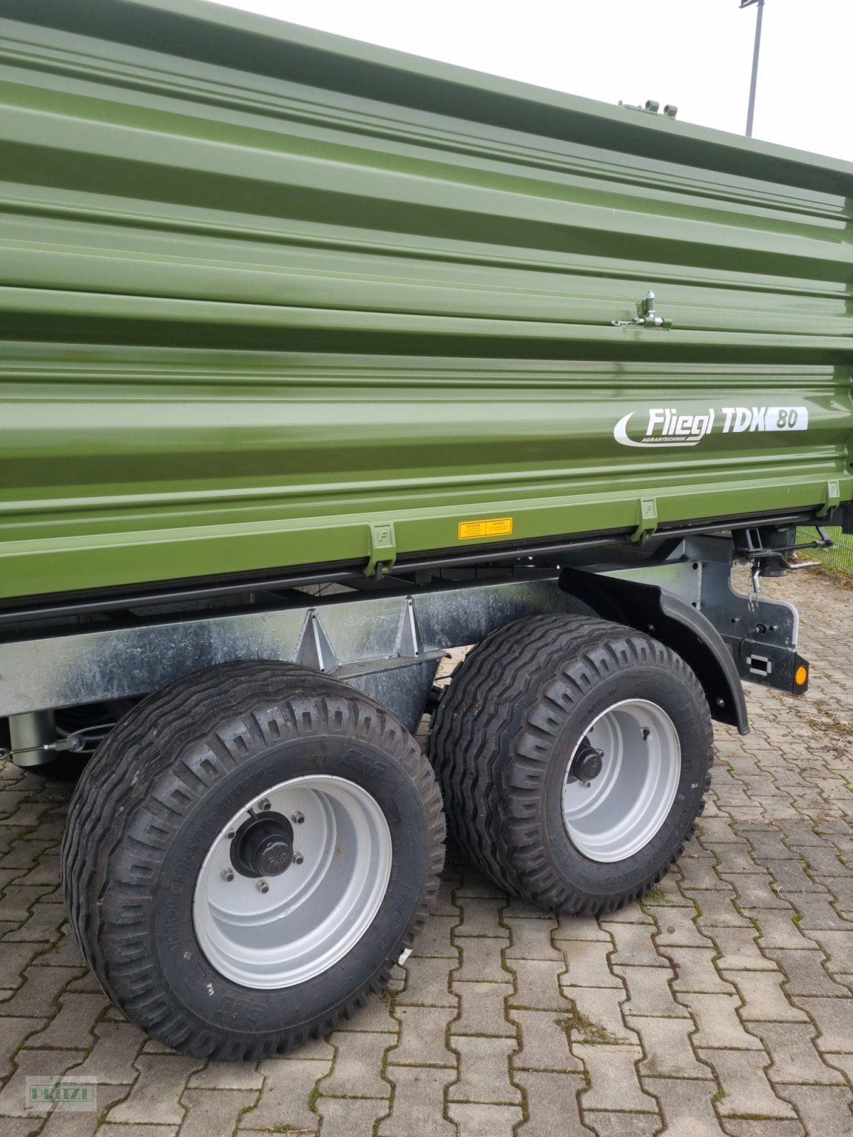 Kipper des Typs Fliegl TDK 80-88, Neumaschine in Bruckmühl (Bild 2)