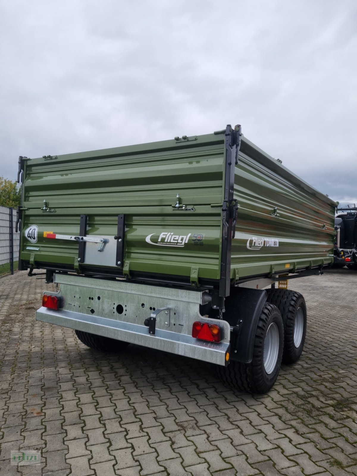 Kipper des Typs Fliegl TDK 80-88, Neumaschine in Bruckmühl (Bild 3)