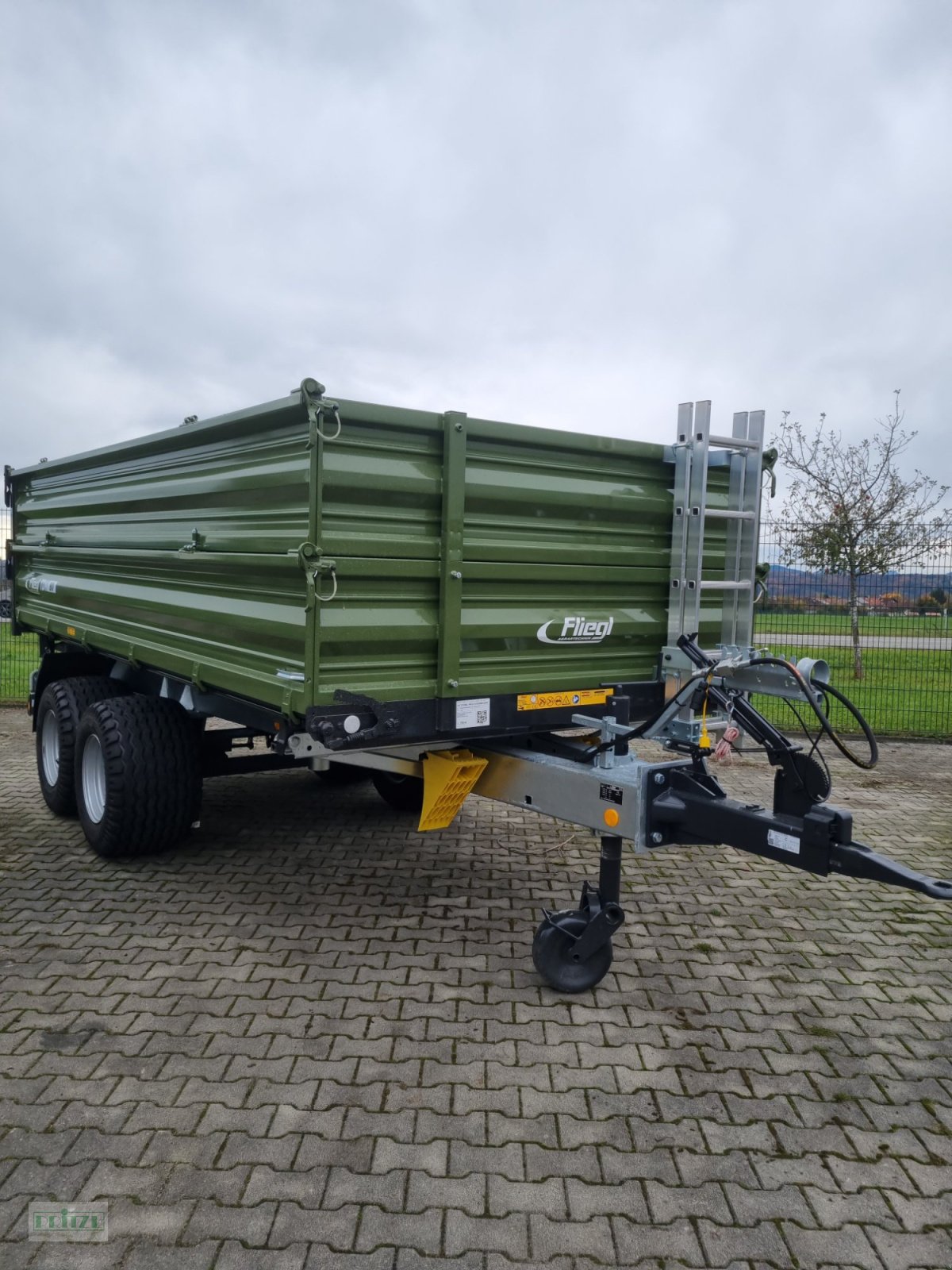 Kipper des Typs Fliegl TDK 80-88, Neumaschine in Bruckmühl (Bild 4)