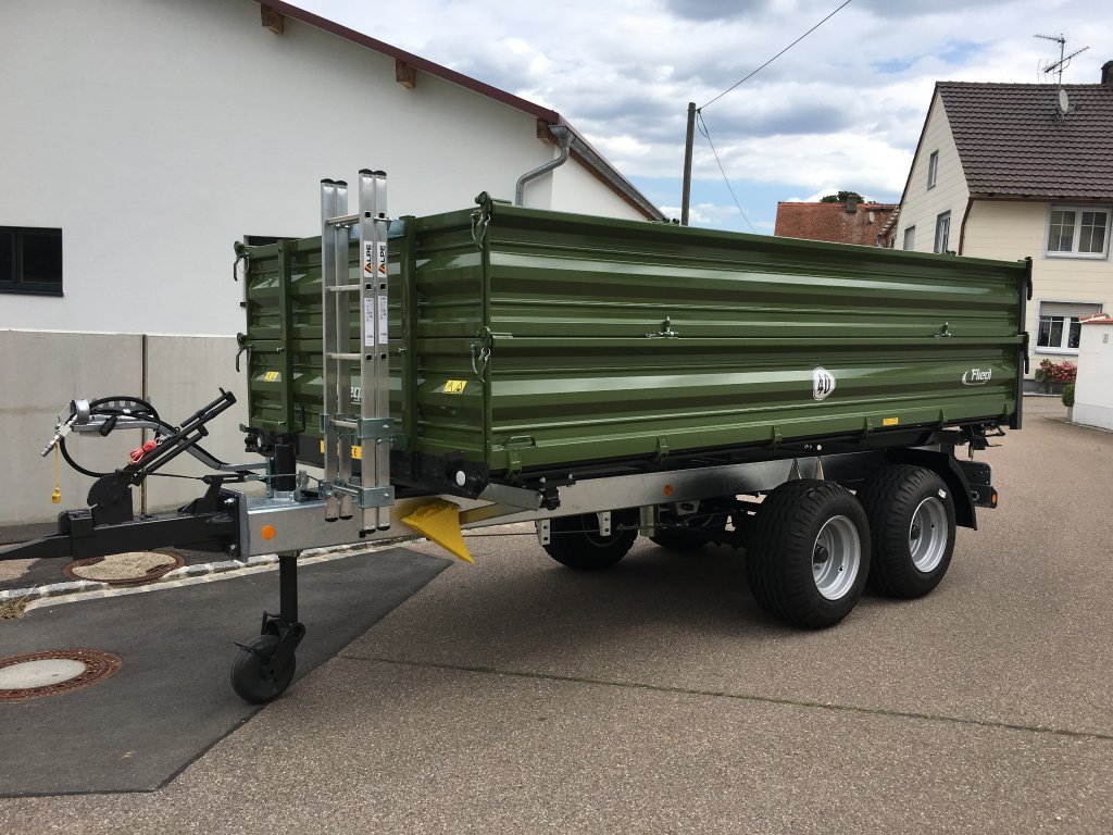 Kipper des Typs Fliegl TDK 80, Neumaschine in Rennertshofen (Bild 1)