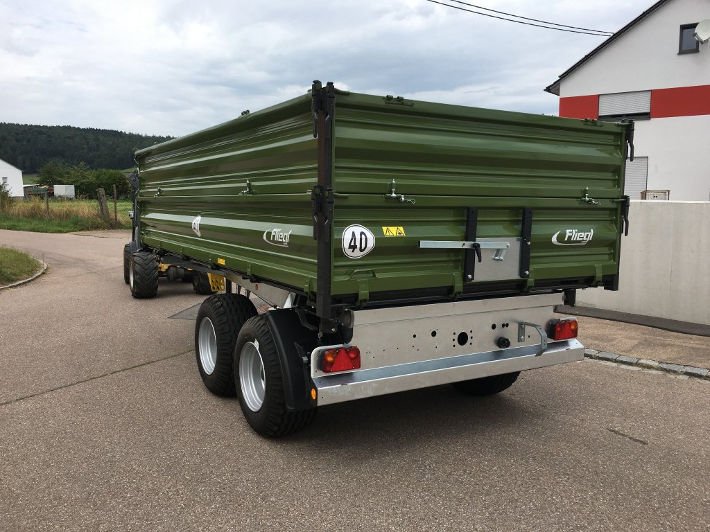 Kipper des Typs Fliegl TDK 80, Neumaschine in Rennertshofen (Bild 2)