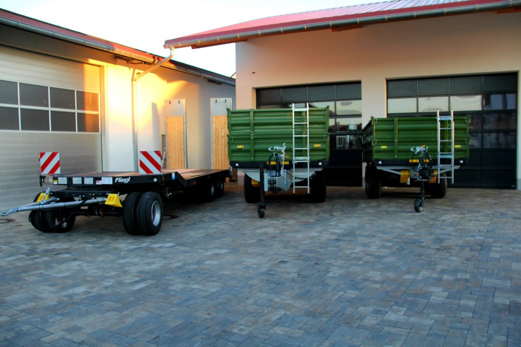 Kipper des Typs Fliegl TDK 80, Neumaschine in Rennertshofen (Bild 6)