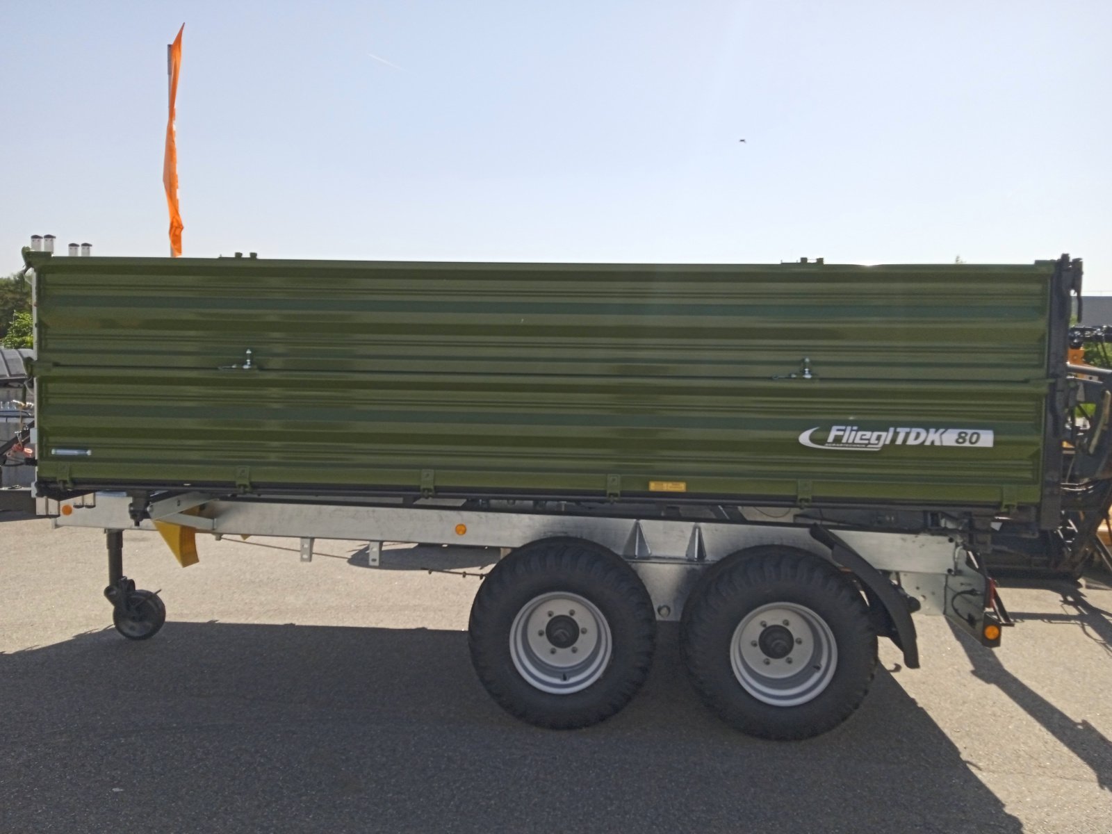 Kipper des Typs Fliegl TDK 80, Neumaschine in Nittenau (Bild 1)