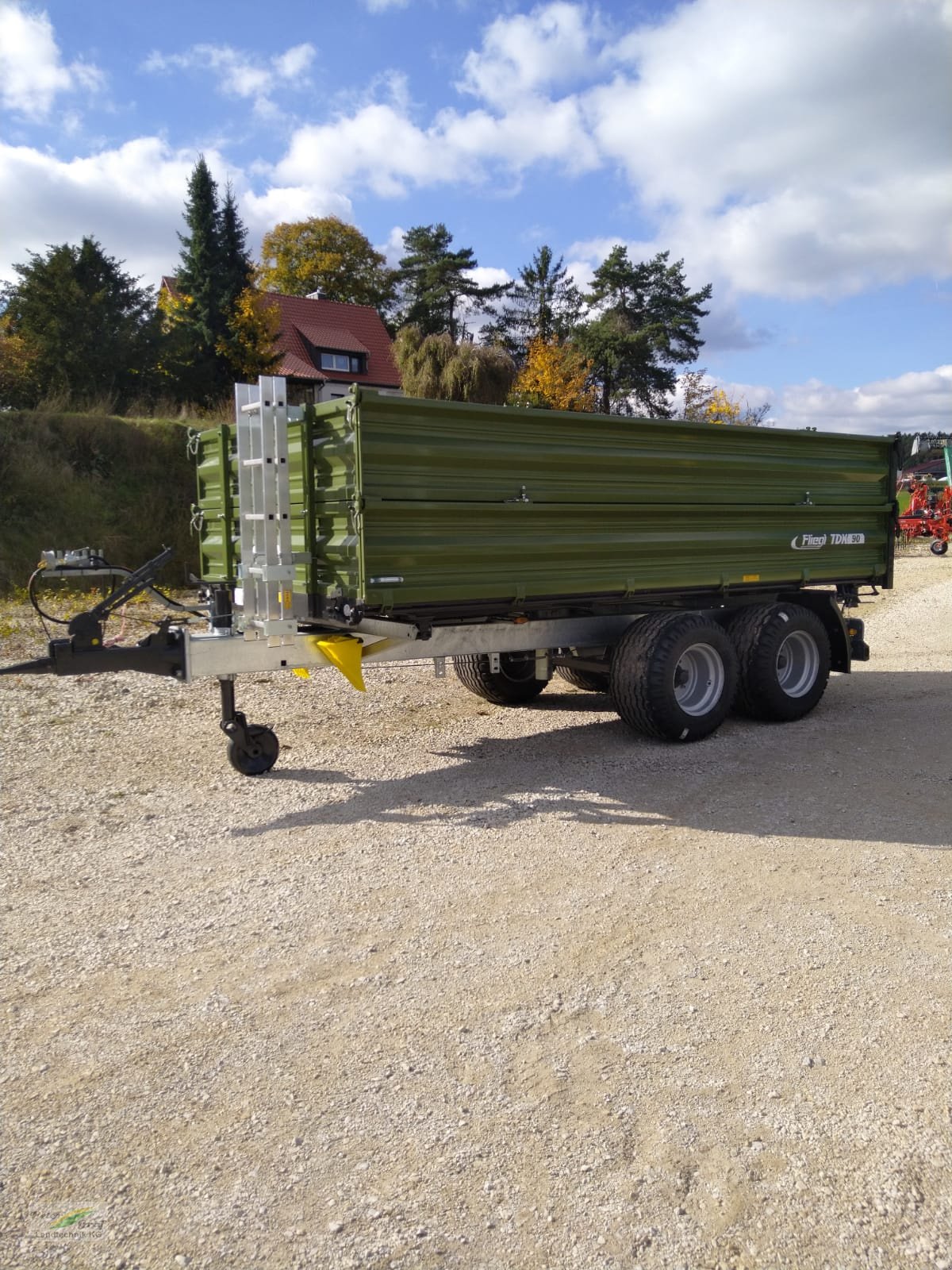 Kipper of the type Fliegl TDK 90, Neumaschine in Pegnitz-Bronn (Picture 1)