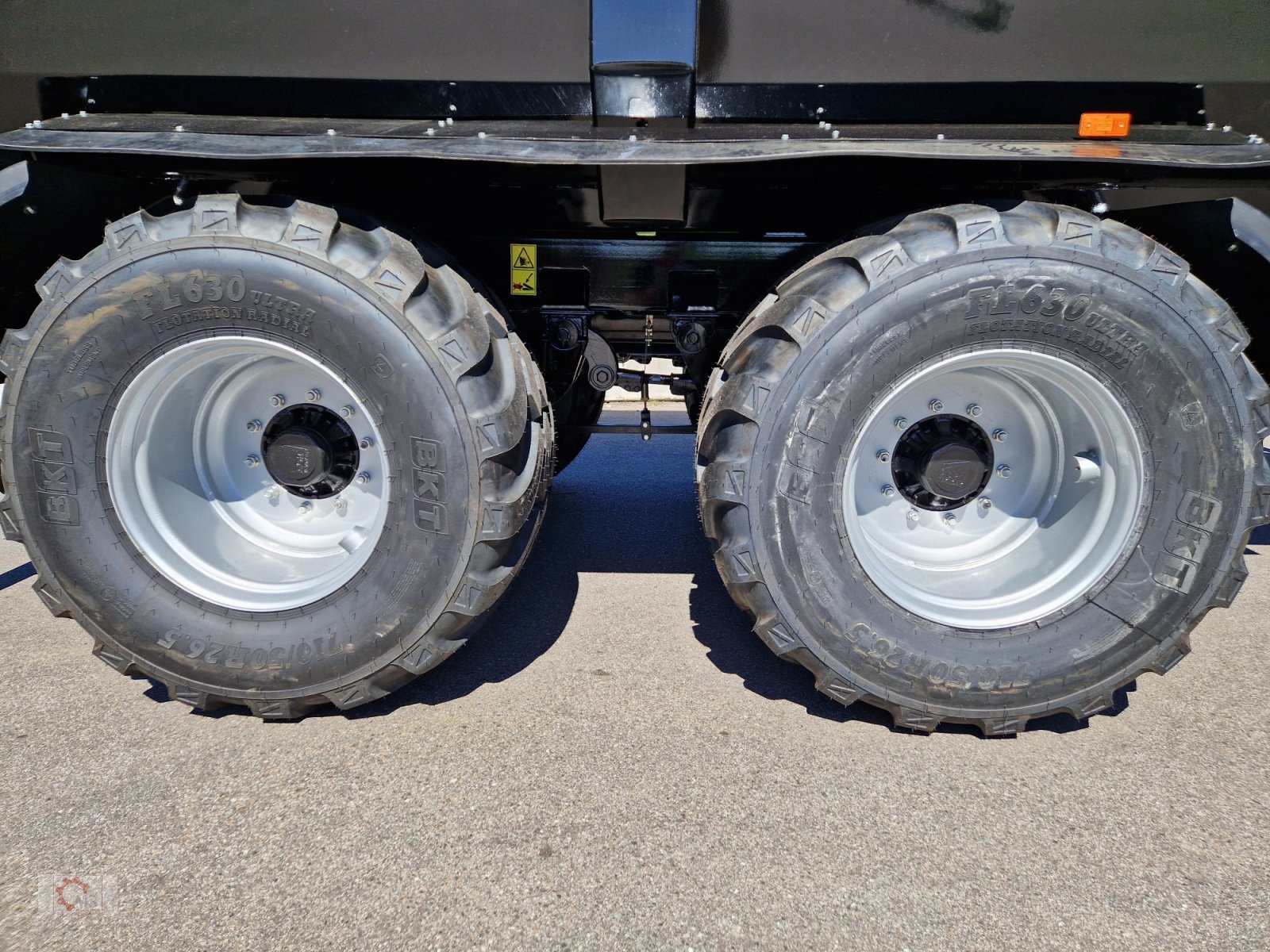 Kipper of the type Kobzarenko TSP-30 Muldenkipper 710/50-26,5 Druckluft Plane, Neumaschine in Tiefenbach (Picture 13)