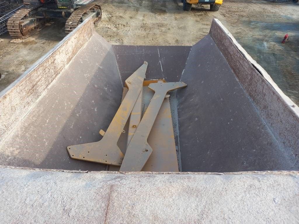 Kipper of the type Komatsu HM400-3R (4 pcs available in Abu Dhabi), Gebrauchtmaschine in Stabroek (Picture 7)