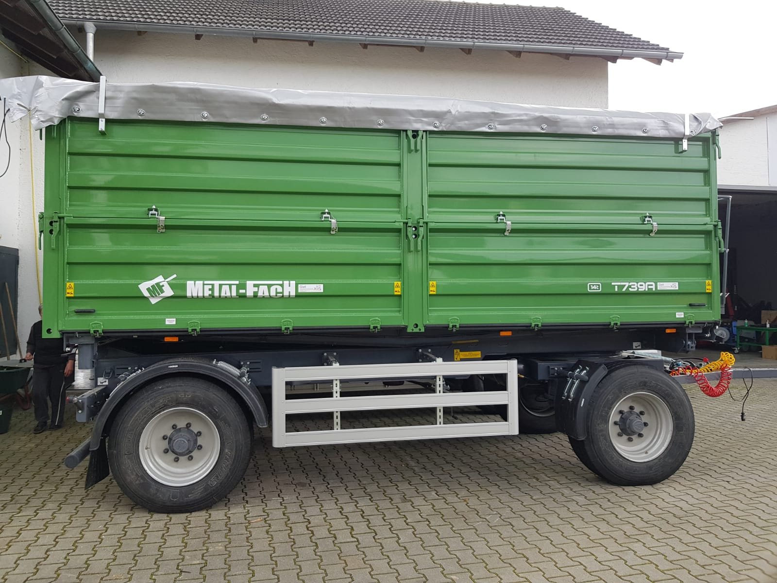 Kipper des Typs Metal-Fach T 739, Neumaschine in Bogen (Bild 1)