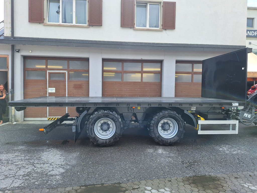 Kipper des Typs Metaltech PH 16, Ausstellungsmaschine in Chur (Bild 2)