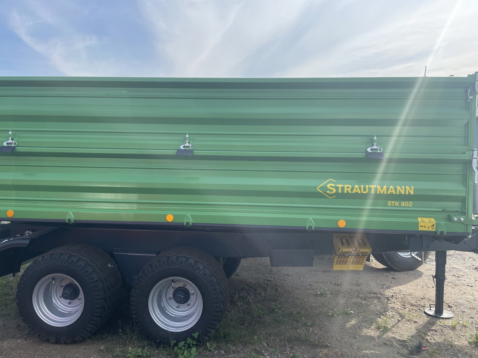 Kipper des Typs Strautmann STK 802, Neumaschine in Nittenau (Bild 2)