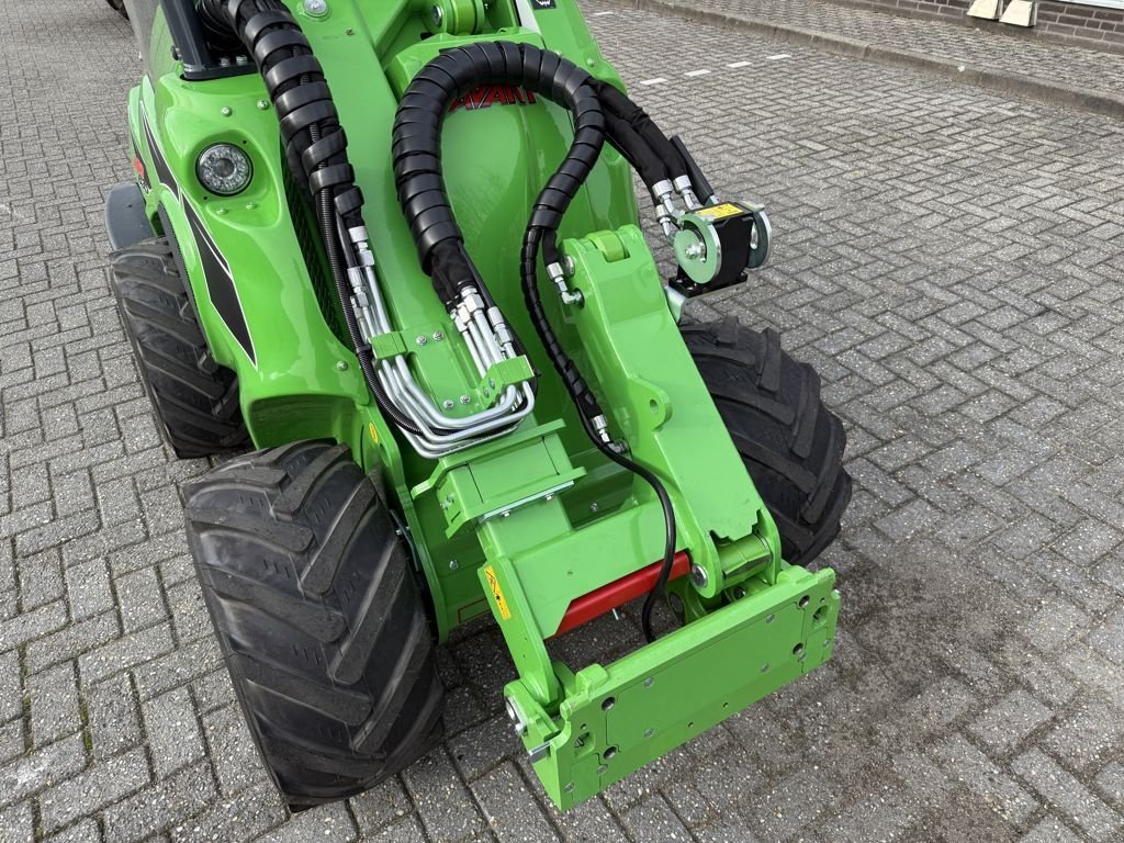 Knickgelenkte Baggerlader a típus Avant 635i TDS, Neumaschine ekkor: BOEKEL (Kép 10)