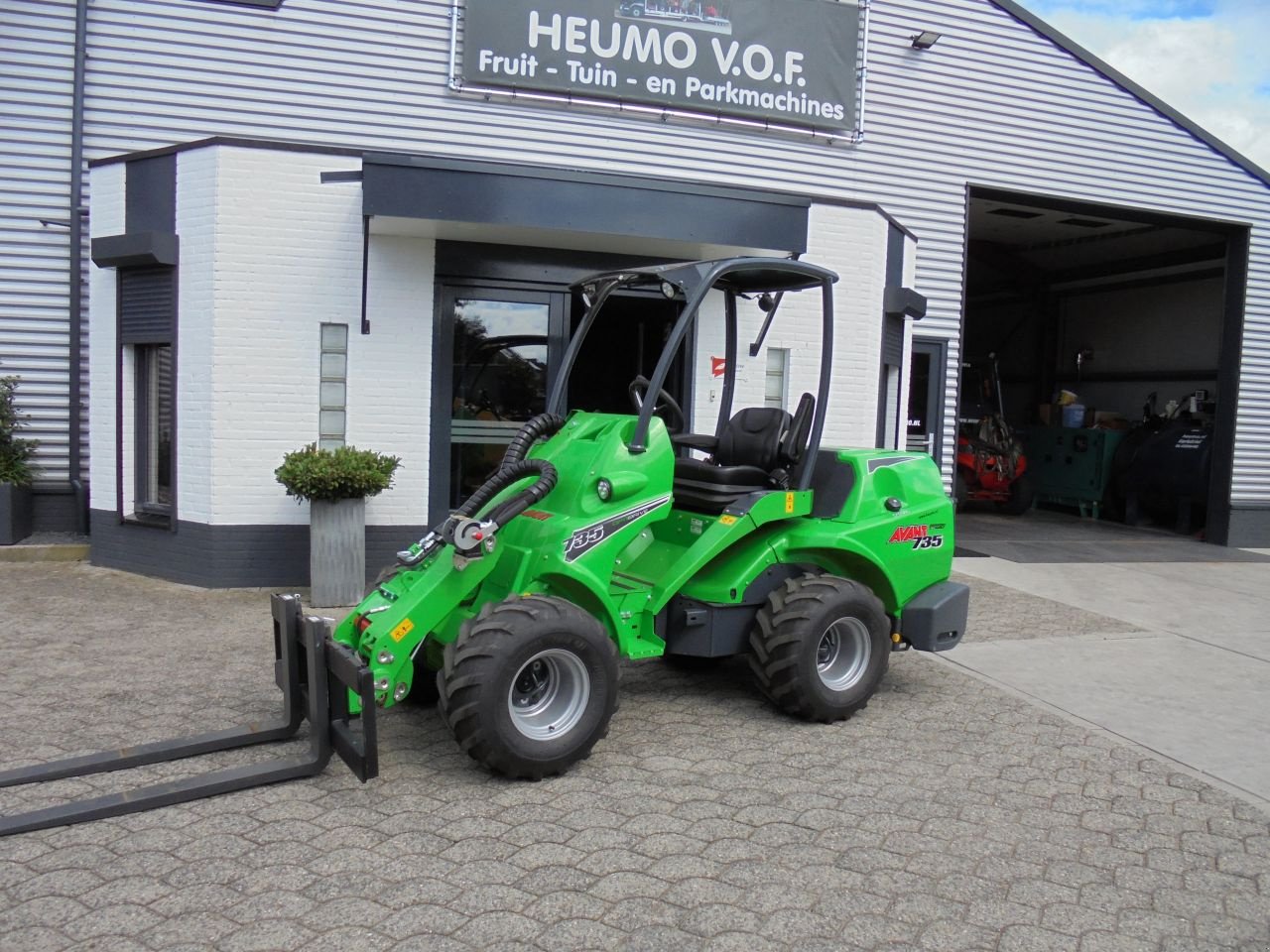 Knickgelenkte Baggerlader от тип Avant 735 optidrive, Neumaschine в Hedel (Снимка 1)