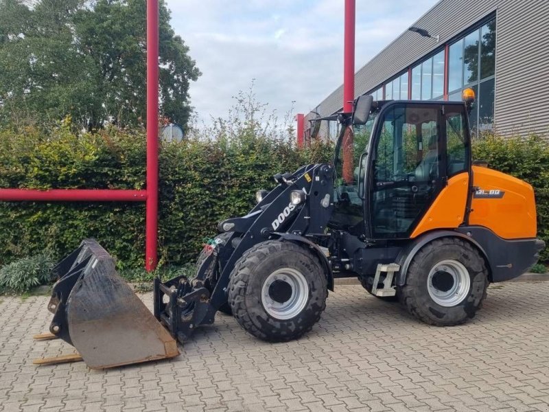 Knickgelenkte Baggerlader des Typs Doosan DL 80-7, Gebrauchtmaschine in Doetinchem (Bild 1)