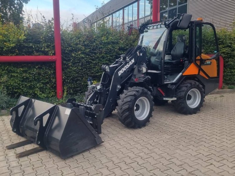Knickgelenkte Baggerlader des Typs Doosan DL60, Neumaschine in Doetinchem (Bild 1)