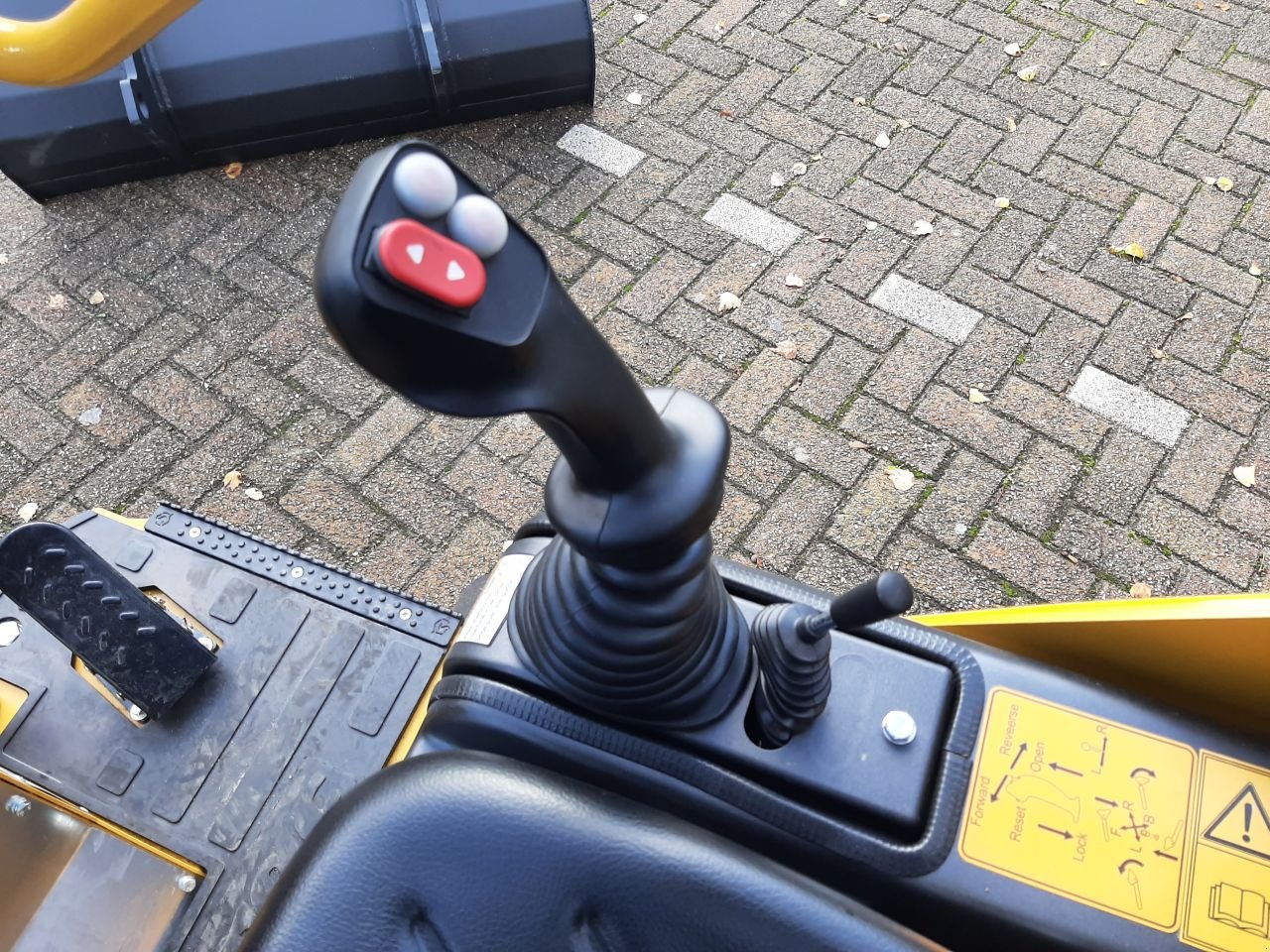 Knickgelenkte Baggerlader of the type Eurotrac W11-M, Neumaschine in Hardegarijp (Picture 10)