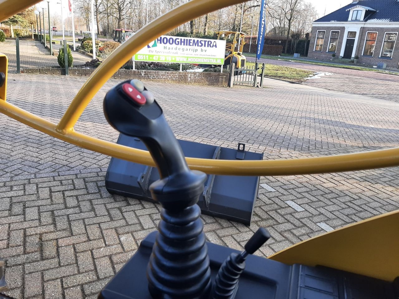 Knickgelenkte Baggerlader van het type Eurotrac W12 MS, Neumaschine in Hardegarijp (Foto 10)